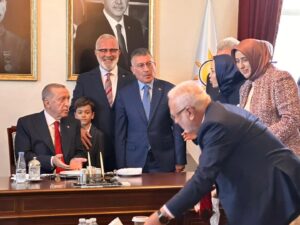Bahadır Yenişehirlioğlu Instagram - Cumhurbaşkanımız ve Genel Başkanımız Sayın @RTErdogan’ı TBMM Grup Toplantımız sonrası misafir ettik.

Kendileri, “Hünkârım” kitabımı imzalayarak şahsıma büyük bir onur ve gurur yaşattı.

Teşrifleriyle ve nezaketiyle şeref veren zât-ı devletlerine saygı ve şükranlarımı arz ediyorum.