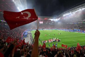 Bahadır Yenişehirlioğlu Instagram - UEFA Disiplin Kurulu’nun milli futbolcumuz @Merihdemiral’a 2 maç men cezası vermesini kabul edilemez ve son derece hatalı buluyoruz.

Sportif organizasyonlara siyasi baskının gölgesini düşürmek adil rekabetin ruhuna aykırı bir tavırdır.

Bu karar; gerekçesi itibarıyla sakıncalı, hedefleri düşünüldüğünde taraflı ve sabıkalıdır.

Siyasi saiklerle, A Millî Futbol Takımımızın yoluna taş koymak isteyenlerin zihin dünyalarının arka odalarında gizledikleri temel motivasyonu çok iyi biliyoruz.

Cumartesi günü sahada Fair Play ruhundan taviz vermeyeceğiz.

Terinin son damlasına kadar mücadele edecek futbolcularımıza başarılar diliyorum.

 #BeFairUEFA