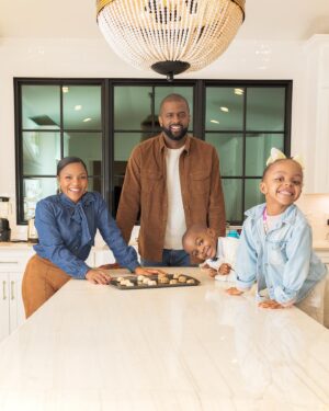 Bakari Sellers Instagram - THANKFUL 🙌🏾

Our hearts are full of gratitude this season. Thankful for HEALTH and an abundance of LOVE & JOY! ✨From our kitchen to yours, we wish you and your family a HAPPY THANKSGIViNG! 

Photo: @santannaphotog