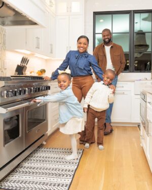 Bakari Sellers Instagram - THANKFUL 🙌🏾

Our hearts are full of gratitude this season. Thankful for HEALTH and an abundance of LOVE & JOY! ✨From our kitchen to yours, we wish you and your family a HAPPY THANKSGIViNG! 

Photo: @santannaphotog