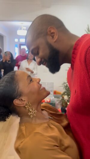 Bakari Sellers Instagram - Christmas Eve 2023 at our new home was magical ✨🎄🎅🏾⛪️

Merry Christmas from our family to yours! 

📸: @santannaphotog
