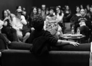 Bala Atabek Instagram - sondan başa doğru bir hikaye gibi yerleştirdim fotoğrafları. onlar bizi, biz onları alkışlarken/den geriye.. Ki en sevdiğim karelerden biri oldu. bu gece @ceylanozgunozcelik ile beraber yaptık dersi, insanların birbirine ilham vermesi bir “mesele” biz bence bu akşam o “meselemizi” bedenledik ve ayağa kaldırdık. Bu fotoğrafları bana atölyemde asistanlık yapan @ugurciftdogann çekti, eline kamerayı verdiğimde biliyordum bu karelerin başımıza geleceğini, kendisi anları gören genç ışıl ışıl bir göz. Ruhların birbirini tanıması güvenle birbirine “dünyada/da” yaslanabilmesi şart. İyi bir ekip kurduğum için mutluyum, arkamı her döndüğümde kendi biricik ekibim, önüme her baktığımda Ceylanın her sözünü dikkatle dinleyen gençler gördüm.  Hepsi “hayatlarının” yaratıcısı olacak. Ve eminim onlar/da Ceylan ve nice Ceylan gibi dünyaya gelmiş “kalbe” değen insanlardan biriymişcesine -“birilerinin” kalbine değecek. Siz öğrencilerime ve ekibim diye seslendiğim gencecik dostlarıma (@ugurciftdogann @buketkaya6 @iyidikyaboyle @yesim_ayttennn @berkzgur @cerenogutcu ) ve Ceylan sana teşekkür ederim, iyi ki/de varsın! Oh BE ♥️