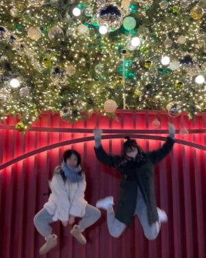 Bang Eun-jeong Instagram - 연말 뭐 볼것두 없드라 
#찰칵찰칵찰칵차라칵차라카가차라칵ㅋ찰ㄹ캌 
#눈돌리면포토존 ㄱㄱㅑ🎄