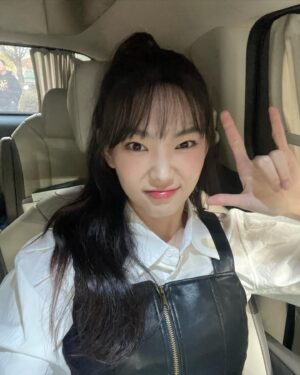 Bang Eun-jeong Instagram - 평소엔 절대 없는 그런 꾸꾸날 쾅 📸
(오늘 상암동에서 우연히 혼례대첩 스탭분을 마주쳐서 멀리서 인사를 드렸는데 끝까지 못알아보심.. 저에오 저 개동..)