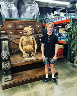 Banks Repeta Instagram - Me and my friend ET hanging out behind the scenes at Universal Lot.  #universalstudios #focusfeatures #losangeles #moviemaking #etphonehome