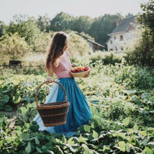 Bára Vávrová Instagram - Never shared pictures from @farma_pod_holendry. Few snaps of a beautiful (yet sometimes also a bit rough) little world created by two cool people who I’m blessed to call friends. 

#farming #jeseniky #czechia