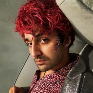 Baraa Alem Instagram - فيلم ⁧‫#أحلام_العصر‬⁩ يبدأ عروضه اليوم في كل صالات السينما السعودية! 

‏رحلة جديدة أخوضها مع صهيب وفارس بعد ⁧‫#شمس_المعارف‬⁩

‏أتمنّى الكل يحضر في السينما ويفتح قلبه لعالم الأخوين قدس العجيب الرهيب، انتم أمام تجربة مختلفة عن أي فيلم سعودي شفتوه ✨ 

حسام راح بس … 
Ledo is Back cut the craaaaaaaab 🔥 

تعالوا وانضمّوا الى جيش الباندا 🐼🐼🐼