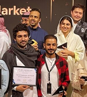 Baraa Alem Instagram - فيلمنا القصير الأوّل يحصل على منحة دعم الإنتاج وجائزتين لخدمات ما بعد الإنتاج من سوق ‫#مهرجان_أفلام_السعودية‬ ، خطوة أولى في بداية رحلة طويلة. إيمان لجنة التحكيم بأن قصّتنا تستحق أن تُروى يحفّزنا أكثر أن نحكيها.

Our first short film received production fund and two awards for post-production in the #Saudi_Film_Festival market, a first step at the beginning of the journey.

شكراً لجنة التحكيم، شكراً للمهرجان، وشكراً @specterprod و @kinanafilms على إيمانهم في صوتنا. 

‫#ظرف‬ … قريباً.

إخراج: براء عالِم
كتابة: إسماعيل الحسن @som3h.h 
منتج: إياد يماني @eyad_kyamani 
منتج مشارك: عبد الله عرابي @a.orabi3 
منتج مشارك: سليم حمصي @saleemhomsi 
منسّق إنتاج: عبادي الشاطري @abady_faisal 
والفريق يكبر .. 

في الصورة الأولى إياد يماني، صديق البدايات، المؤمن والداعم والشغوف الأوّل، مصدر الأمان في كل معركة فنيّة نخوضها. 

في الصورة الثانية أحمد الملّا، رمز الشعر والسينما والإدارة والتواضع، المحارب الملهم، الساعي دوماً لتحقيق أسمى معاني الإنسانية. 

شكراً جزيلاً.
