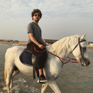 Baraa Alem Instagram - اليوم تعرّفت على "قسورة" ومشينا في البحر الأحمر. 

Today I met “Qaswara” and we walked on the redsea. I think I like him .. 

📷 by @kartooosh