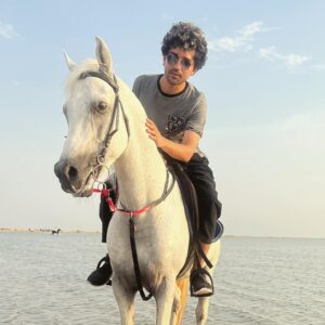 Baraa Alem Instagram - اليوم تعرّفت على "قسورة" ومشينا في البحر الأحمر. 

Today I met “Qaswara” and we walked on the redsea. I think I like him .. 

📷 by @kartooosh