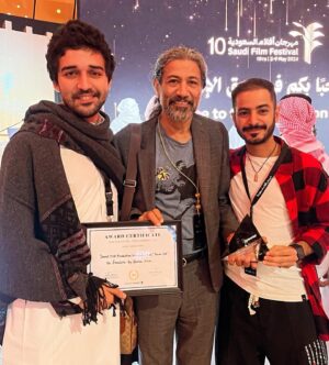 Baraa Alem Instagram - فيلمنا القصير الأوّل يحصل على منحة دعم الإنتاج وجائزتين لخدمات ما بعد الإنتاج من سوق ‫#مهرجان_أفلام_السعودية‬ ، خطوة أولى في بداية رحلة طويلة. إيمان لجنة التحكيم بأن قصّتنا تستحق أن تُروى يحفّزنا أكثر أن نحكيها.

Our first short film received production fund and two awards for post-production in the #Saudi_Film_Festival market, a first step at the beginning of the journey.

شكراً لجنة التحكيم، شكراً للمهرجان، وشكراً @specterprod و @kinanafilms على إيمانهم في صوتنا. 

‫#ظرف‬ … قريباً.

إخراج: براء عالِم
كتابة: إسماعيل الحسن @som3h.h 
منتج: إياد يماني @eyad_kyamani 
منتج مشارك: عبد الله عرابي @a.orabi3 
منتج مشارك: سليم حمصي @saleemhomsi 
منسّق إنتاج: عبادي الشاطري @abady_faisal 
والفريق يكبر .. 

في الصورة الأولى إياد يماني، صديق البدايات، المؤمن والداعم والشغوف الأوّل، مصدر الأمان في كل معركة فنيّة نخوضها. 

في الصورة الثانية أحمد الملّا، رمز الشعر والسينما والإدارة والتواضع، المحارب الملهم، الساعي دوماً لتحقيق أسمى معاني الإنسانية. 

شكراً جزيلاً.
