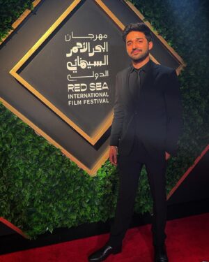 Baraa Alem Instagram - من قلب مدينتي جِدّة بدأ مهرجان البحر الأحمر السينمائي الدولي @redseafilm بليلة سريالية مليانة أحلام ماضي وآمال مستقبل، انا موجود كل يوم في المهرجان عشان انا أحب الأفلاااااااااام ♥️أشوفكم هناك 🙌🏼