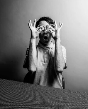 Barbara Cabrita Instagram - Je n’y comprends plus rien, certes une confiance dans ce gouvernent amoindrie, une envie de renouveau, « et si on tentait..? » un je ne sais quoi d’absurde…
 Les impacts seront chaotiques, catastrophiques si ce parti venait à prendre une véritable place dans notre gouvernement..
Avez vous lu profondément le « programme » de ce qui pourrait se jouer?
Avez vous lu et pris conscience que tout n’est que mensonge et une simple feuille remplie d’encre noire sans une ligne de lisible et de crédible?
Ce serait le règne de la séparation de tout, si une telle chose arrivait..
Je me demande comment aujourd’hui, on peut avec conscience voter un tel parti, sachant le retour vers le passé qu’il générera, pour TOUS! 
Ce ne sont que mensonges et abus…
Je me demande pourquoi nous ne sommes simplement pas tous guidés par un simple fait, une simple condition, qu’est L’HUMANITÉ… 
L’humanité toute entière, avec des mixités sociales culturelles si riches, c’est l’histoire du monde, c’est l’histoire des migrations, le monde serait bien triste sans… 
Pourquoi séparer les peuples, les genres, les sexes, les statuts, quand il ne s’agirait que de s’unir, de s’écouter, se parler, trouver les solutions ensemble et cesser d’avoir peur. 
Je suis dépitée, mais dans une semaine j’espère être 
émerveillée par un nouvel élan d’humanité. 
Ceux qui voudraient médire par certains commentaires, sachez que la violence de certains mots me passe totalement au dessus, et ils vous desservent par la même occasion, à ceux également qui demandent aux artistes de se mêler de ce qui les regarde, bah… ça nous regarde… Tous. 
Bisous cœur à TOUS 🫶🏾