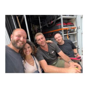 Barbara Cabrita Instagram - Fin de 14 semaines de tournage, ce fut si intense, si dense, si surprenant, si bouleversant, si épique et si Merveilleux …
L’impression d’avoir vécu 14 vies en 14 semaines …
Je ne vous dirai jamais assez merci pour vos regards, vos complicités, vos encouragements, vos sourires, votre bienveillance, votre courage, votre audace, votre témérité, votre amour, votre douceur, votre force….
Je suis heureuse d’avoir fait partie de cette sublime équipe, d’avoir vécu ces 3 mois et demi à vos côtés, et d’en sortir totalement transformée. 
Merci du fond du cœur 💜🫰🏽

@terencefilms @jcdelpias @dominique_de_wever @tf1 #riviereperdue #jesuismoulue😂