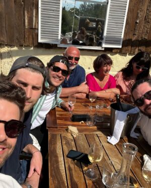Barbara Cabrita Instagram - Alors, Je ne sais pas par où, ni quoi, ni comment commencer tellement cet anniversaire était mémorable, il a duré 3 jours, il était rempli d’AMOUR, de JOIE  et de SURPRISES À NE PAS M’EN REMETTRE. 
Je ne réalise pas encore tout ce qui s’est passé tellement c’était intense, mais en résumé : 🥳✨🦄🪴🌳💍🌸🍷🍻🎫✈️🪂🍾🎹🎁🎊☀️🍀🦒👙👜
Et c’était bien grâce à vous TOUS!!! 
Vous m’avez tellement régalée d’être tous là, avec vos bouilles d’amour, votre profonde gentillesse, je suis si heureuse MERCI! 
Je vous préviens ça va faire très discours des Césars mais c’est un peu ma journée Grand Prix 🤣

MERCI À L’AMOUR DE MA VIE, ❤️@aymeric_lanes qui émerveille mes journées depuis presque 5 ans et qui m’a surprise comme jamais à enchaîner les ascenseurs émotionnels, les suspenses, les « c’est pas fini! » et autres sensations extrêmes où j’ai penser « crever » de rire, de pleure, de joie, de tout! ❤️❤️❤️❤️je t’aime tant, tu m’as fait faire le grand saut de ma vie, maintenant je fonce 😜. 
MERCI @lea_regan_weber @geoffrey_legrand de m’avoir ouvert toutes les portes de votre maison et de rester des amis si chers à mon cœur 💓 
MERCI à ceux qui ont pensé à moi à distance aussi et qui m’ont envoyé leurs pensées et leur Amour. @melmela.pele @m.freje 🌸
MERCI à mon meilleur ami de toujours @etiennedargent d’avoir fait le déplacement, @amandine_blier @eric_giaco d’avoir bougé vos petites fesses de kiffeurs vers moi. 
MERCI À TOUTE l’équipe de @limprevuecollioure 🙏
Bref, MERCI du fond du cœur 💓 !!!!! 
 @ma__nonb @emiliedelaunay66 @dominiquelaporte @ben_laure_off @vlnt_paulo @cecile.jourdane @vanessa_vanello @maudgrup @elodie_dcl @pesquies @emilie_detorres @julie.sl @oonaghpetit @murielmontaut @thibautbibi @sophiebrand66 @zefvince @thefrenchmargoulettes @aimeedargent @brigitte_camus85 ma Moman 💓
Et à tous ceux qui m’ont envoyé des messages auxquels je vais mettre trèèèès longtemps à répondre alors pour ne pas attendre, 
je vous embrasse tous très fort!!! 

@ago_thegoodlifestore 🏺 
@rhedonchristophe 🎂