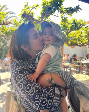 Barbara Cabrita Instagram - Merci d’avoir rendu cette journée douce, colorée, joyeuse… ici, où à Paris, la chance d’être entourée de vous, de si beaux amis, me remplie de bonheur et d’amour 💜🎂 🎤 💃🏻 🎁🥳🌸
Vous avez enchanté mes journées et les avez rendues apaisantes, réconfortantes, élevantes…
Grâce à vous je sais que la suite sera belle…
Merci pour votre force, votre soutien, votre si grande bienveillance, votre amitié si profonde et votre joie à toute épreuve. De la pensée la plus furtive aux plus grandes surprises je vous suis infiniment reconnaissante pour votre présence 💜💜💜
Je vous 💜 … 
@aymeric_lanes 🙏
@elodiefrenck @cecilerebboah @emiliedelaunay66 @ma__nonb @joyestheroff @julyhygreck @chloe_maguero @lea_regan_weber @frederick_vin @etiennedargent @johannbondu @murmurette888 @sandnsalty @mariepetiot @beatricedelaboulaye  et tous ceux qui n’ont pas insta et c’est très bien comme ça 🥳!