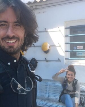 Barbara Cabrita Instagram - Alors, Je ne sais pas par où, ni quoi, ni comment commencer tellement cet anniversaire était mémorable, il a duré 3 jours, il était rempli d’AMOUR, de JOIE  et de SURPRISES À NE PAS M’EN REMETTRE. 
Je ne réalise pas encore tout ce qui s’est passé tellement c’était intense, mais en résumé : 🥳✨🦄🪴🌳💍🌸🍷🍻🎫✈️🪂🍾🎹🎁🎊☀️🍀🦒👙👜
Et c’était bien grâce à vous TOUS!!! 
Vous m’avez tellement régalée d’être tous là, avec vos bouilles d’amour, votre profonde gentillesse, je suis si heureuse MERCI! 
Je vous préviens ça va faire très discours des Césars mais c’est un peu ma journée Grand Prix 🤣

MERCI À L’AMOUR DE MA VIE, ❤️@aymeric_lanes qui émerveille mes journées depuis presque 5 ans et qui m’a surprise comme jamais à enchaîner les ascenseurs émotionnels, les suspenses, les « c’est pas fini! » et autres sensations extrêmes où j’ai penser « crever » de rire, de pleure, de joie, de tout! ❤️❤️❤️❤️je t’aime tant, tu m’as fait faire le grand saut de ma vie, maintenant je fonce 😜. 
MERCI @lea_regan_weber @geoffrey_legrand de m’avoir ouvert toutes les portes de votre maison et de rester des amis si chers à mon cœur 💓 
MERCI à ceux qui ont pensé à moi à distance aussi et qui m’ont envoyé leurs pensées et leur Amour. @melmela.pele @m.freje 🌸
MERCI à mon meilleur ami de toujours @etiennedargent d’avoir fait le déplacement, @amandine_blier @eric_giaco d’avoir bougé vos petites fesses de kiffeurs vers moi. 
MERCI À TOUTE l’équipe de @limprevuecollioure 🙏
Bref, MERCI du fond du cœur 💓 !!!!! 
 @ma__nonb @emiliedelaunay66 @dominiquelaporte @ben_laure_off @vlnt_paulo @cecile.jourdane @vanessa_vanello @maudgrup @elodie_dcl @pesquies @emilie_detorres @julie.sl @oonaghpetit @murielmontaut @thibautbibi @sophiebrand66 @zefvince @thefrenchmargoulettes @aimeedargent @brigitte_camus85 ma Moman 💓
Et à tous ceux qui m’ont envoyé des messages auxquels je vais mettre trèèèès longtemps à répondre alors pour ne pas attendre, 
je vous embrasse tous très fort!!! 

@ago_thegoodlifestore 🏺 
@rhedonchristophe 🎂