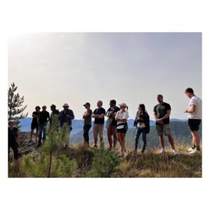 Barbara Cabrita Instagram - Fin de 14 semaines de tournage, ce fut si intense, si dense, si surprenant, si bouleversant, si épique et si Merveilleux …
L’impression d’avoir vécu 14 vies en 14 semaines …
Je ne vous dirai jamais assez merci pour vos regards, vos complicités, vos encouragements, vos sourires, votre bienveillance, votre courage, votre audace, votre témérité, votre amour, votre douceur, votre force….
Je suis heureuse d’avoir fait partie de cette sublime équipe, d’avoir vécu ces 3 mois et demi à vos côtés, et d’en sortir totalement transformée. 
Merci du fond du cœur 💜🫰🏽

@terencefilms @jcdelpias @dominique_de_wever @tf1 #riviereperdue #jesuismoulue😂