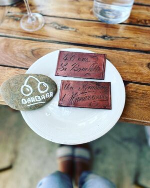 Barbara Cabrita Instagram - Alors, Je ne sais pas par où, ni quoi, ni comment commencer tellement cet anniversaire était mémorable, il a duré 3 jours, il était rempli d’AMOUR, de JOIE  et de SURPRISES À NE PAS M’EN REMETTRE. 
Je ne réalise pas encore tout ce qui s’est passé tellement c’était intense, mais en résumé : 🥳✨🦄🪴🌳💍🌸🍷🍻🎫✈️🪂🍾🎹🎁🎊☀️🍀🦒👙👜
Et c’était bien grâce à vous TOUS!!! 
Vous m’avez tellement régalée d’être tous là, avec vos bouilles d’amour, votre profonde gentillesse, je suis si heureuse MERCI! 
Je vous préviens ça va faire très discours des Césars mais c’est un peu ma journée Grand Prix 🤣

MERCI À L’AMOUR DE MA VIE, ❤️@aymeric_lanes qui émerveille mes journées depuis presque 5 ans et qui m’a surprise comme jamais à enchaîner les ascenseurs émotionnels, les suspenses, les « c’est pas fini! » et autres sensations extrêmes où j’ai penser « crever » de rire, de pleure, de joie, de tout! ❤️❤️❤️❤️je t’aime tant, tu m’as fait faire le grand saut de ma vie, maintenant je fonce 😜. 
MERCI @lea_regan_weber @geoffrey_legrand de m’avoir ouvert toutes les portes de votre maison et de rester des amis si chers à mon cœur 💓 
MERCI à ceux qui ont pensé à moi à distance aussi et qui m’ont envoyé leurs pensées et leur Amour. @melmela.pele @m.freje 🌸
MERCI à mon meilleur ami de toujours @etiennedargent d’avoir fait le déplacement, @amandine_blier @eric_giaco d’avoir bougé vos petites fesses de kiffeurs vers moi. 
MERCI À TOUTE l’équipe de @limprevuecollioure 🙏
Bref, MERCI du fond du cœur 💓 !!!!! 
 @ma__nonb @emiliedelaunay66 @dominiquelaporte @ben_laure_off @vlnt_paulo @cecile.jourdane @vanessa_vanello @maudgrup @elodie_dcl @pesquies @emilie_detorres @julie.sl @oonaghpetit @murielmontaut @thibautbibi @sophiebrand66 @zefvince @thefrenchmargoulettes @aimeedargent @brigitte_camus85 ma Moman 💓
Et à tous ceux qui m’ont envoyé des messages auxquels je vais mettre trèèèès longtemps à répondre alors pour ne pas attendre, 
je vous embrasse tous très fort!!! 

@ago_thegoodlifestore 🏺 
@rhedonchristophe 🎂