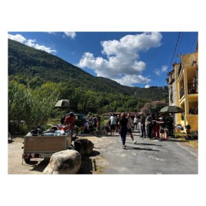 Barbara Cabrita Instagram - Fin de 14 semaines de tournage, ce fut si intense, si dense, si surprenant, si bouleversant, si épique et si Merveilleux …
L’impression d’avoir vécu 14 vies en 14 semaines …
Je ne vous dirai jamais assez merci pour vos regards, vos complicités, vos encouragements, vos sourires, votre bienveillance, votre courage, votre audace, votre témérité, votre amour, votre douceur, votre force….
Je suis heureuse d’avoir fait partie de cette sublime équipe, d’avoir vécu ces 3 mois et demi à vos côtés, et d’en sortir totalement transformée. 
Merci du fond du cœur 💜🫰🏽

@terencefilms @jcdelpias @dominique_de_wever @tf1 #riviereperdue #jesuismoulue😂