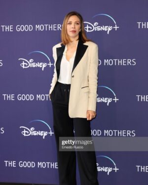 Barbara Chichiarelli Instagram - THE GOOD MOTHERS 

Ci vediamo domani su @disneyplusit 

Look @paulsmithdesign @scarosso 
Press @marta_scandorza 
Stylist @muccinoamatulli 

@tna_artistsmanagement 

#thegoodmothers #disney #disneyplus