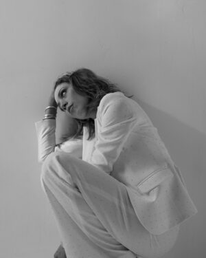 Barbara Chichiarelli Instagram - Le prime volte non si dimenticano mai.
Intervista per @rollingstoneitalia - link in bio.

Press @marta_scandorza 
Ph @gioelevettraino 
Styling @muccinoamatulli 
Total look @reviseconcept 
Jewellery @federicatosi 
Shoes @fendi 
@egiggia @tna_artistsmanagement 💥

#thegoodmothers #disneyplus #wildside