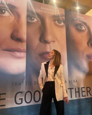 Barbara Chichiarelli Instagram - THE GOOD MOTHERS 

Ci vediamo domani su @disneyplusit 

Look @paulsmithdesign @scarosso 
Press @marta_scandorza 
Stylist @muccinoamatulli 

@tna_artistsmanagement 

#thegoodmothers #disney #disneyplus