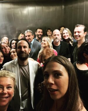 Barbara Chichiarelli Instagram - Sabato abbiamo presentato al @romacinemafest  la serie “CORPO LIBERO”.
Dal 26 Ottobre sarà in onda su @paramountplusit e io vi consiglio di non perdervela…perché dentro c’è il cuore e la bravura di queste giovani donne @alessiadeefalco @giadasavi @_giadapirozzi_ @cuomo_federica @evaiurlaro_  che oltre ad essere delle atlete fantastiche sono anche delle bravissime attrici.
@antoniatruppo e @filippo.nigro aggiungono il loro ESTREMO talento a questa magia! Magia possibile grazie alla regia di @cosimaspender e @valeriobonelli che oltre ad essere due registi formidabili e due cari amici ormai, hanno messo dentro a questa serie tutta la loro passione, la loro energia e la loro cura.
Grazie ad @annaredi …esiste un actor coach più brava di te?!?
Grazie a @ilaria___bernardini e al suo romanzo da cui tutto è partito, grazie alle “penne” straordinarie di @ludovicarampoldi @chiarabarzini @giordi_mari @ilaria___bernardini, raramente ho letto una sceneggiatura così bella.
Grazie ad @indigo_film per aver fatto in modo che tutto ciò accadesse!!!
Grazie a tutte le persone straordinarie che ho avuto la fortuna di conoscere( o di conoscere meglio ;) su  questo set @petrosinoroma @andreamautone_ @vigliotta_michele @sonia.cedrone @francesco_di_pierro_dop @dimitrovicinski @lorenzogioielli @vincealfieri 
Siamo stati un unico corpo ed un unico cuore ❤️
@othersrl
 @egiggia ❤️
Dress : @michaelkors 
#romafilmfest #alicenellacittà