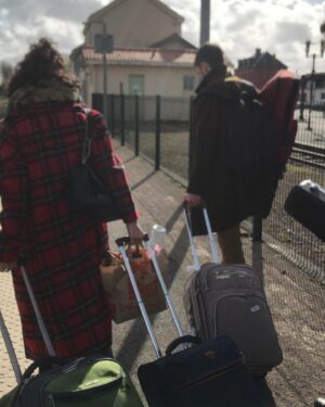 Barbara Pravi Instagram - Salut pontote
Ça faisait 6 mois qu’on s’était pas vu et la vérité c’est que les dernières fois qu’on s’est croisés c’était pour se reprocher des trucs entre deux rires. La vérité aussi, c’est que quand on s’est aimé, on ne s’oublie jamais. 
En tout cas moi je t’oublierai pas. 
J’oublierai pas que t’as changé ma vie à un moment où elle partait complètement en sucette. 
J’oublierai pas notre rencontre, nos mots, nos rires, nos nuits en studio. 
J’oublierai pas que j’étais toute seule pour mes 25 ans, que tu rentrais de voyage épuisé, mais qu’à 8h du matin tu étais devant chez moi avec des fleurs.
J’oublierai pas cette session pour enregistrer « Pervers Narcissique » de Black M.
J’étais dans le métro, tu m’as dit viens si t’es pas loin, y’a Black et ses gars qui sont la, on a besoin d’une voix pour une maquette. 
La chanson en fait, c’était mon histoire, que tu leur avait raconté. 
En enregistrant je ne pouvais plus respirer tant c’était vivant en moi, tu m’as sorti de la cabine. Je t’ai regardé, tu as eu l’air désolé d’avoir «vendu » un truc de moi et je t’ai souris de l’avoir fait, parce que c’était un premier pas vers ma guérison. Il existe des traces de cette histoire, je crois que ça me console un peu. 
Y’a Rouquine aussi, je pourrais entendre ta voix. 
J’oublierai jamais ton 1e appartement, ni le second. Je t’ai tellement fait chier pour que tu prennes un tapis rond. J’oublierai pas comme on s’est confié. J’oublierai pas tout ce qu’on s’est écrit.
Tout était toujours facile pour toi, et moi je trouvais ça fou parce que je trouve pas que la vie soit simple mais toi tu semblais tout prendre à la légère. En fait tu prenais pas à la légère, tu temporisais avec intelligence pour que ça fasse moins mal. 
T’étais beau. Brillamment humain. 
Tu réunissais avec tes grands bras.
Je pense à tes ami.es qui, je sais, prendrons soin de ta mémoire précieuse. 
Je pense à Seb, à ta famille, à ta nièce, et à tous les gens qui t’aiment.
Tu as déposé de l’amour partout. 
Je vais espérer trouver un signe de toi dans une prochaine loge, peut être. Ou dans le vent. Ou dans les étoiles. 
Je t’embrasse Nino
Merci, pour tout. 
Je t’ai tellement aimé