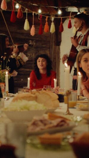 Barbara Pravi Instagram - ❤️‍🔥LA PIEVA (chez moi)❤️‍🔥 le clip est sorti 
#linkinbio 
Je vous présente ma famille 
Bienvenue chez eux, bienvenue chez moi 

Commente pour recevoir le clip en entier et participer à ce joyeux banquet 🍽️🥗🍷🎂