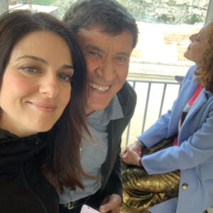 Barbara Ronchi Instagram - È con grande gioia che vi aspettiamo da stasera con le nuove puntate di Imma! 
Per noi è casa, spero lo sarà anche per voi ♥️

 E un grazie di cuore a tutte le persone che ci hanno lavorato. I registi @francescoamato54 e @kikorosati, @mariolinavenezia @salvatoredemola67  @pellegrinisaronni @pironepierpaolo @pierpaolopiciarelli gli sceneggiatori che ogni volta ci sorprendono, @liatrivisani la nostra meravigliosa coach da cinque anni, @elelazzar segretaria di edizione e psicologa, @paolamarchesin.costumista l’inventrice dei nostri costumi, @pompeialessio @flavio.ligorio ai capelli e al loro sorriso tutti i giorni, @laufedemakeupdesigner e @cristina.amodio per la cura al trucco, @cristianonatalucci72 @marco_gancetto che come faremmo senza di voi, @lorenzoadorisio_  che ci illumina d’immenso, a @stefaniavalestro che ogni anno scova talenti, e tutte e tutti gli assistenti alla regia, al trucco e parrucco, ai costumi, alla scenografia, al suono, ai fuochi, tutti tutti. 
È stato bello lavorare con voi!

#immatataranni3 
@rai1official