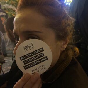 Barbara Ronchi Instagram - È con grande gioia che vi aspettiamo da stasera con le nuove puntate di Imma! 
Per noi è casa, spero lo sarà anche per voi ♥️

 E un grazie di cuore a tutte le persone che ci hanno lavorato. I registi @francescoamato54 e @kikorosati, @mariolinavenezia @salvatoredemola67  @pellegrinisaronni @pironepierpaolo @pierpaolopiciarelli gli sceneggiatori che ogni volta ci sorprendono, @liatrivisani la nostra meravigliosa coach da cinque anni, @elelazzar segretaria di edizione e psicologa, @paolamarchesin.costumista l’inventrice dei nostri costumi, @pompeialessio @flavio.ligorio ai capelli e al loro sorriso tutti i giorni, @laufedemakeupdesigner e @cristina.amodio per la cura al trucco, @cristianonatalucci72 @marco_gancetto che come faremmo senza di voi, @lorenzoadorisio_  che ci illumina d’immenso, a @stefaniavalestro che ogni anno scova talenti, e tutte e tutti gli assistenti alla regia, al trucco e parrucco, ai costumi, alla scenografia, al suono, ai fuochi, tutti tutti. 
È stato bello lavorare con voi!

#immatataranni3 
@rai1official