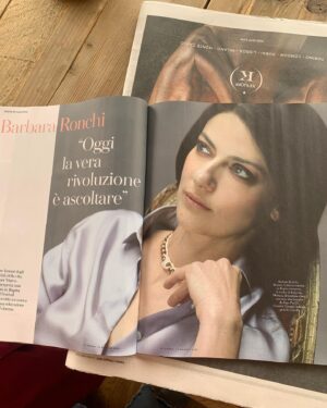Barbara Ronchi Instagram - Da oggi in edicola su @iodonna_it 🌷

Grazie a @paolapiacenza 
Mua and hair @fulviatellone per @simonebelliagency 
Styling and press @vaneboz @la_sara_kane @othersrl 
Photo @fabio_lovino_ 
Abiti @giorgioarmani 
Gioielli @crivelliofficial