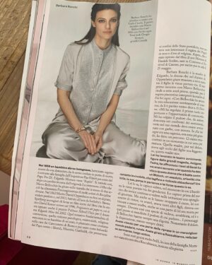 Barbara Ronchi Instagram - Da oggi in edicola su @iodonna_it 🌷

Grazie a @paolapiacenza 
Mua and hair @fulviatellone per @simonebelliagency 
Styling and press @vaneboz @la_sara_kane @othersrl 
Photo @fabio_lovino_ 
Abiti @giorgioarmani 
Gioielli @crivelliofficial