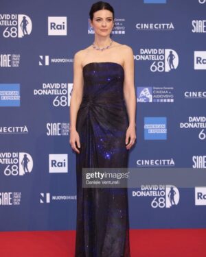 Barbara Ronchi Instagram - Vi ringrazio con tutto il mio cuore, sono stata inondata d’amore come non mi era mai successo nella vita, sono grata e tanto, tanto felice! Grazie grazie grazie!

Amore, mamma ha vinto il David!!! ♥️

Mua @manola_spaziani_mua per @simonebelliagency 
Hair @_salvatorepennisi_ per @vickyhairfusion 
Abito @giorgioarmani 
Gioielli @crivelliofficial 
Styling @vaneboz @la_sara_kane @othersrl
Agent @egiggia @tna_artistsmanagement
