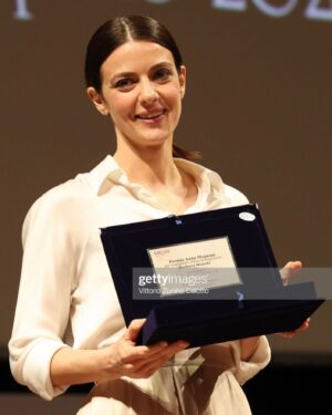 Barbara Ronchi Instagram - Premio Anna Magnani come miglior attrice protagonista per Settembre di @giulialouisesteigerwalt e per Era Ora di @aronadddio. Grazie Giulia, grazie Alessandro, questo premio lo dedico a voi.

E Grazie @bifest è stata una serata meravigliosa ♥️

Abiti @giorgioarmani 
Press and styling @othersrl 
Hair and Mua @silviapalattella 
il mio  1 @egiggia