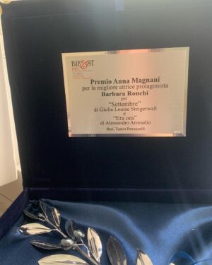 Barbara Ronchi Instagram - Premio Anna Magnani come miglior attrice protagonista per Settembre di @giulialouisesteigerwalt e per Era Ora di @aronadddio. Grazie Giulia, grazie Alessandro, questo premio lo dedico a voi.

E Grazie @bifest è stata una serata meravigliosa ♥️

Abiti @giorgioarmani 
Press and styling @othersrl 
Hair and Mua @silviapalattella 
il mio  1 @egiggia