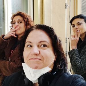 Barbara Ronchi Instagram - È con grande gioia che vi aspettiamo da stasera con le nuove puntate di Imma! 
Per noi è casa, spero lo sarà anche per voi ♥️

 E un grazie di cuore a tutte le persone che ci hanno lavorato. I registi @francescoamato54 e @kikorosati, @mariolinavenezia @salvatoredemola67  @pellegrinisaronni @pironepierpaolo @pierpaolopiciarelli gli sceneggiatori che ogni volta ci sorprendono, @liatrivisani la nostra meravigliosa coach da cinque anni, @elelazzar segretaria di edizione e psicologa, @paolamarchesin.costumista l’inventrice dei nostri costumi, @pompeialessio @flavio.ligorio ai capelli e al loro sorriso tutti i giorni, @laufedemakeupdesigner e @cristina.amodio per la cura al trucco, @cristianonatalucci72 @marco_gancetto che come faremmo senza di voi, @lorenzoadorisio_  che ci illumina d’immenso, a @stefaniavalestro che ogni anno scova talenti, e tutte e tutti gli assistenti alla regia, al trucco e parrucco, ai costumi, alla scenografia, al suono, ai fuochi, tutti tutti. 
È stato bello lavorare con voi!

#immatataranni3 
@rai1official