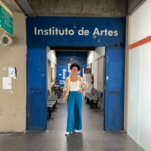 Bárbara Sut Instagram - Oficialmente mestranda em Arte e Cultura Contemporânea na UERJ (Linha: arte, pensamento e performatividade) 🙌🏽
.
#uerj #ensinopublico #ppgartes #mestrado #pósgraduação #atriz #estilhaço