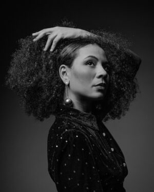 Bárbara Sut Instagram - 8M passou, mas eu sigo aqui. Seguimos!
.
#8m #mulher #femme #woman #fotografia #blackandwhite #pretoebranco #blackpower #curlyhair #cheveuxbouclés #beauté #beauty #blackgold #photography