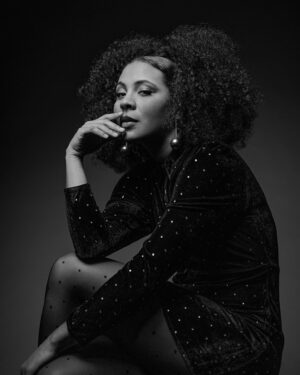 Bárbara Sut Instagram - 8M passou, mas eu sigo aqui. Seguimos!
.
#8m #mulher #femme #woman #fotografia #blackandwhite #pretoebranco #blackpower #curlyhair #cheveuxbouclés #beauté #beauty #blackgold #photography
