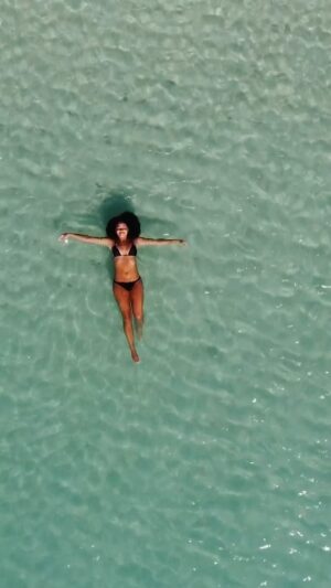 Bárbara Sut Instagram - Tudo azul :)
.
#croasdesaobento #alagoas #AL #praiadesãobento #nordeste #brasil #nordestebrasileiro #natureza #caribebrasileiro #drone #energialinda #sutsontheroad #azul #djavan #dialindo #verão #paraiso #jangada #passeiodejangada