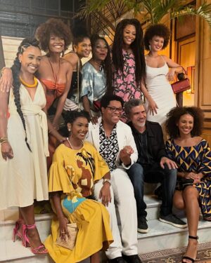 Bárbara Sut Instagram - Hoje faz um ano que Amor Perfeito estreou na TV Globo. Um ano desse início, desse nascimento que segue germinando em outros países e plataformas. Que segue germinando nas relações bonitas de amizade que ela me proporcionou. Que segue germinando na forma como eu sou reconhecida e me reconheço enquanto artista. Amor Perfeito não cabe em 10 imagens. Mas deixo aqui lembranças e recortes desse processo tão importante pra mim. Momentos feliz de a
Amor Pelo-nosso-feito.

#amorperfeito #tvglobo #novela #noveladas18h #estreia #globo #bastidores #redeglobo #energialinda #globoplay #Sônia #Aguasdesãojacinto