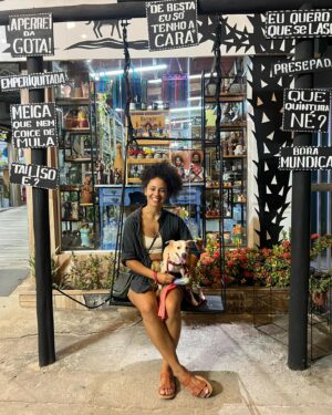 Bárbara Sut Instagram - Primeira postagem do ano com o primeiro dia dessa viagem incrivel que comecei com minha mãe e Greta pelo nordeste! Primeira parada: João Pessoa! Estamos planejando esse momento há muito tempo e viver isso está sendo muito especial! Ja começo o ano devendo todo o mes de janeiro (que foi legal a beça mas não postei nada) e o vloguinho da viagem de avião com a Greta, que foi demais! Ela tem um espirito aventureiro que me surpreendeu! Estamos prontas pra rodar o mundo juntas! 🛫🙌🏽🥰🩵
.
#sutsontheroad #gretidão #gretaaventureira #paraiba #joãopessoa #travel #trip #dogtrip #cachorrosfofos #nordestebrasileiro #familia