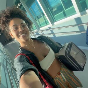 Bárbara Sut Instagram - Primeira postagem do ano com o primeiro dia dessa viagem incrivel que comecei com minha mãe e Greta pelo nordeste! Primeira parada: João Pessoa! Estamos planejando esse momento há muito tempo e viver isso está sendo muito especial! Ja começo o ano devendo todo o mes de janeiro (que foi legal a beça mas não postei nada) e o vloguinho da viagem de avião com a Greta, que foi demais! Ela tem um espirito aventureiro que me surpreendeu! Estamos prontas pra rodar o mundo juntas! 🛫🙌🏽🥰🩵
.
#sutsontheroad #gretidão #gretaaventureira #paraiba #joãopessoa #travel #trip #dogtrip #cachorrosfofos #nordestebrasileiro #familia