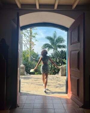 Bárbara Sut Instagram - Brotando & florescendo & procurando o sol & criando raízes 🌱
.
#sitioburlemarx #burlemarx #sitiorobertoburlemarx #robertoburlemarx #nature #natureza #riodejaneiro #barradeguaratiba #unesco #patrimoniodahumanidade #passeio #feliz #energialinda #amigos #carioca #jardim #paisagismo