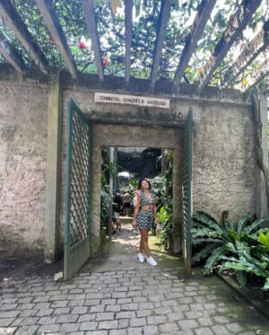 Bárbara Sut Instagram - Brotando & florescendo & procurando o sol & criando raízes 🌱
.
#sitioburlemarx #burlemarx #sitiorobertoburlemarx #robertoburlemarx #nature #natureza #riodejaneiro #barradeguaratiba #unesco #patrimoniodahumanidade #passeio #feliz #energialinda #amigos #carioca #jardim #paisagismo