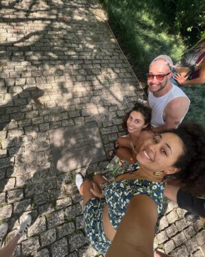 Bárbara Sut Instagram - Brotando & florescendo & procurando o sol & criando raízes 🌱
.
#sitioburlemarx #burlemarx #sitiorobertoburlemarx #robertoburlemarx #nature #natureza #riodejaneiro #barradeguaratiba #unesco #patrimoniodahumanidade #passeio #feliz #energialinda #amigos #carioca #jardim #paisagismo