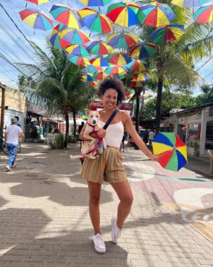 Bárbara Sut Instagram - Porto de Galinhas 🩵🐓
.
#pernambuco #frevo #portodegalinhas #cachorros #cachorrosfofos #gretidao #carnaval #nordestebrasileiro #nordeste #brasil #dogtrip #ipojuca #sutsontheroad