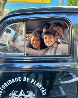 Bárbara Sut Instagram - Hoje faz um ano que Amor Perfeito estreou na TV Globo. Um ano desse início, desse nascimento que segue germinando em outros países e plataformas. Que segue germinando nas relações bonitas de amizade que ela me proporcionou. Que segue germinando na forma como eu sou reconhecida e me reconheço enquanto artista. Amor Perfeito não cabe em 10 imagens. Mas deixo aqui lembranças e recortes desse processo tão importante pra mim. Momentos feliz de a
Amor Pelo-nosso-feito.

#amorperfeito #tvglobo #novela #noveladas18h #estreia #globo #bastidores #redeglobo #energialinda #globoplay #Sônia #Aguasdesãojacinto